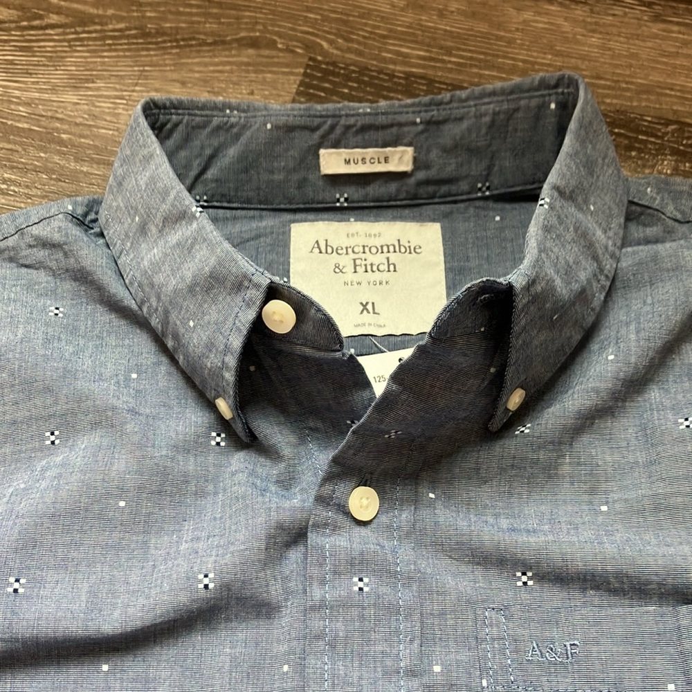 Abercrombie & Fitch - Picture 12 of 16